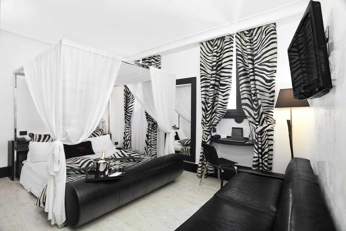 Ropa de cama de alta calidad y minibar 