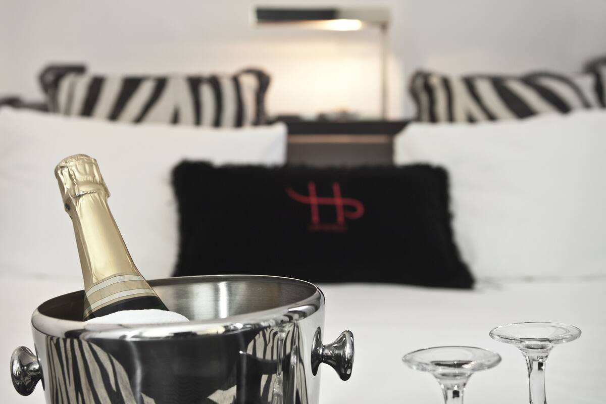 Ropa de cama de alta calidad y minibar 
