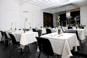 فطور كامل يوميًا بتكلفة قدرها (20 EUR للشخص)