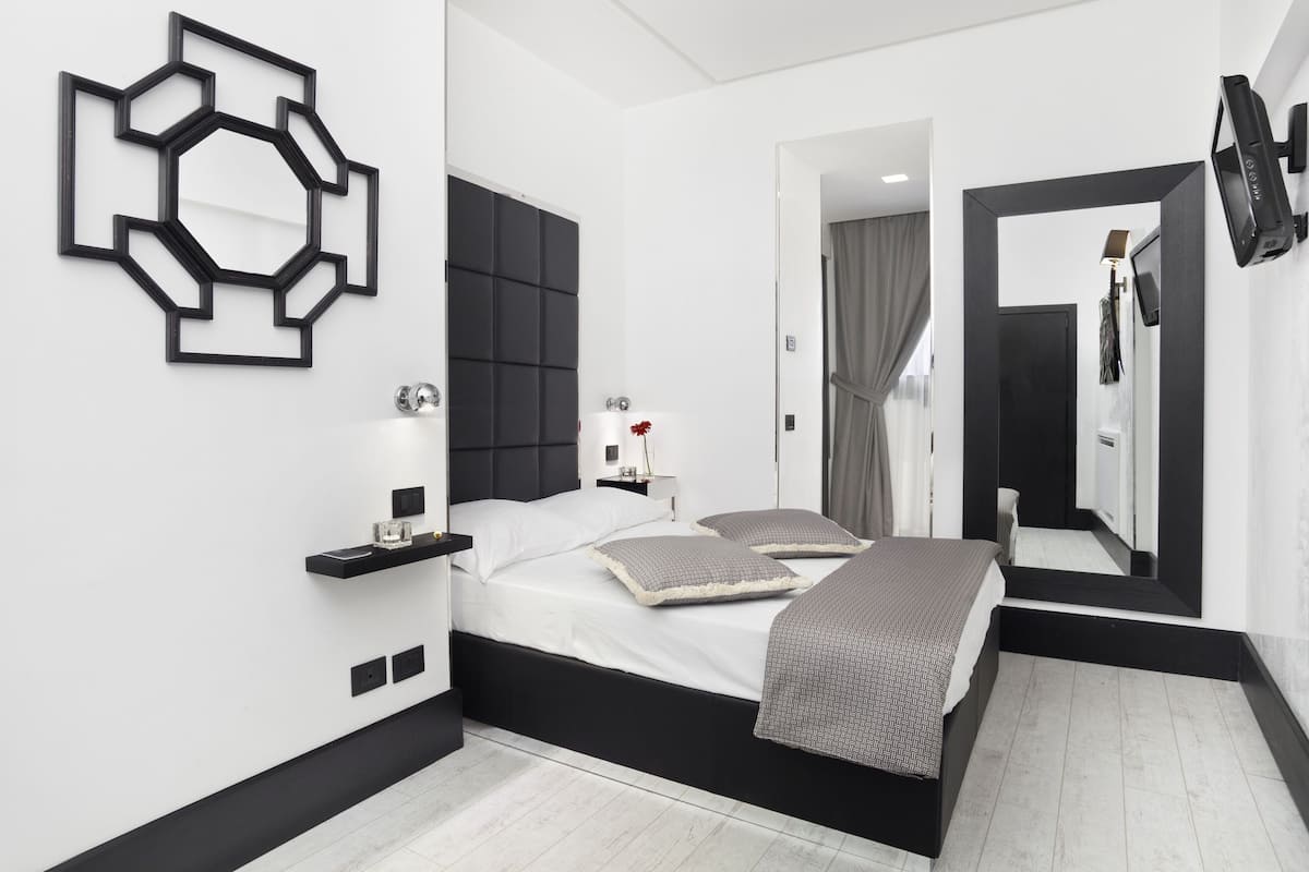 Premium bedding, minibar, in-room safe, desk