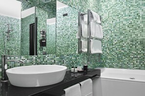 Kostenlose Toilettenartikel, Haartrockner, Bidet, Handtücher