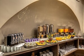 Desayuno continental diario (EUR 10 por persona)