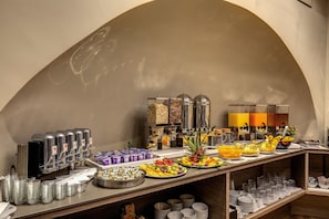 Daily continental breakfast (EUR 10 per person)