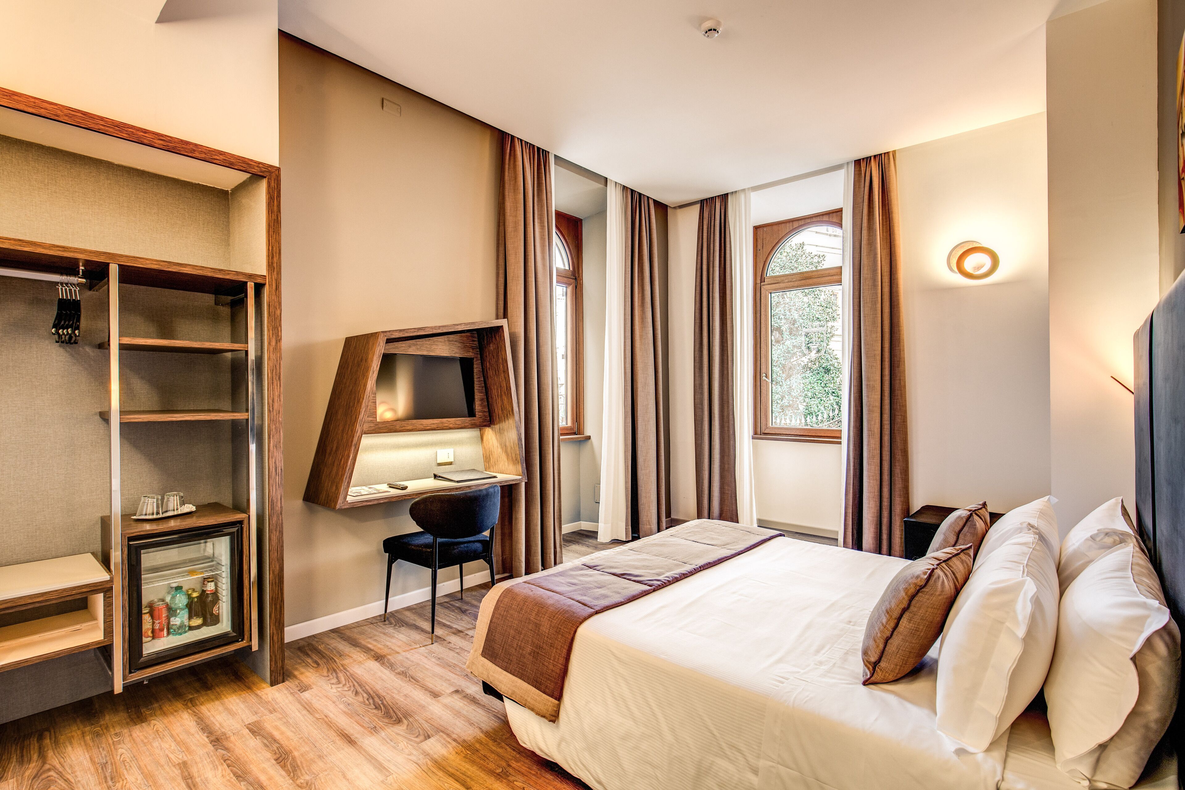 Minibar, caixa forta a l'habitació i escriptori 