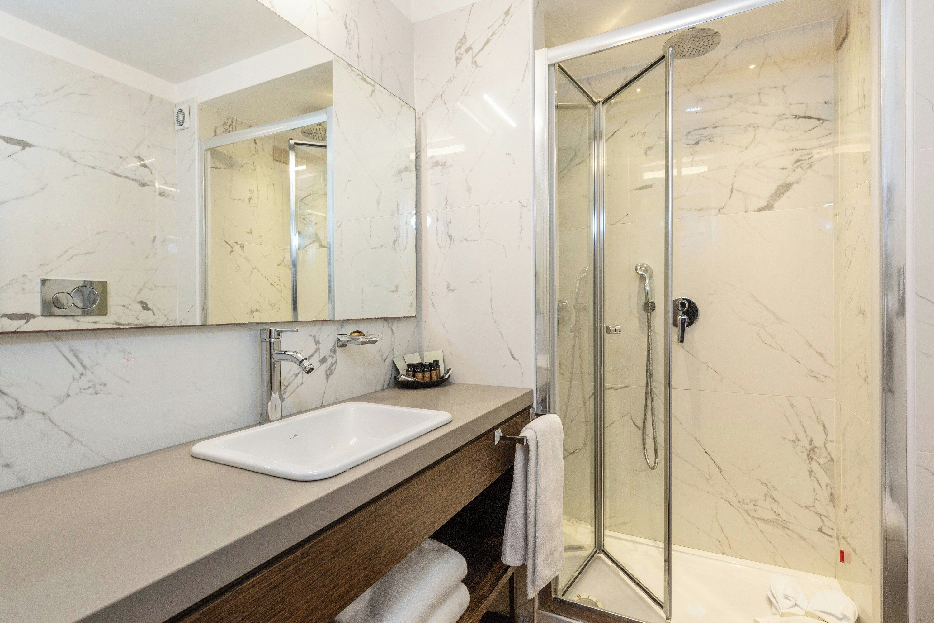Amenidades de baño gratuitas, secadora de cabello, bidet, toallas 