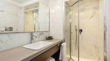 Amenidades de baño gratuitas, secadora de cabello, bidet, toallas