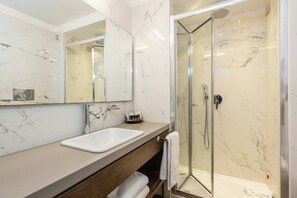 Artículos de tocador gratuitos, secador de pelo, bidet, toallas