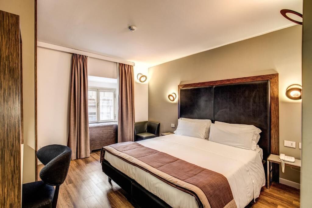 Minibar, caixa forta a l'habitació i escriptori 