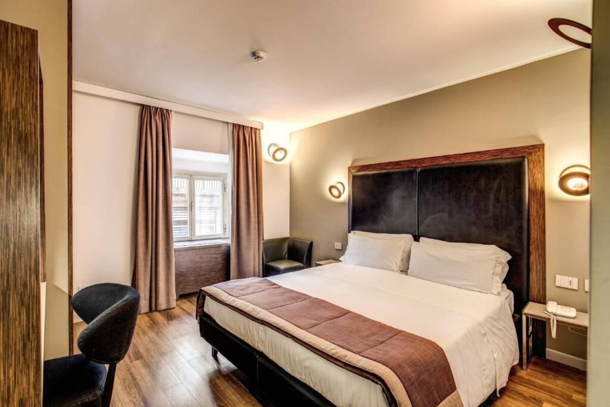 Minibar, caja de seguridad en la habitación y escritorio