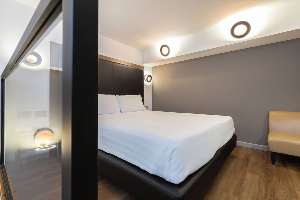 Juniorsvit | Minibar, värdeförvaringsskåp på rummet, skrivbord och ljudisolering