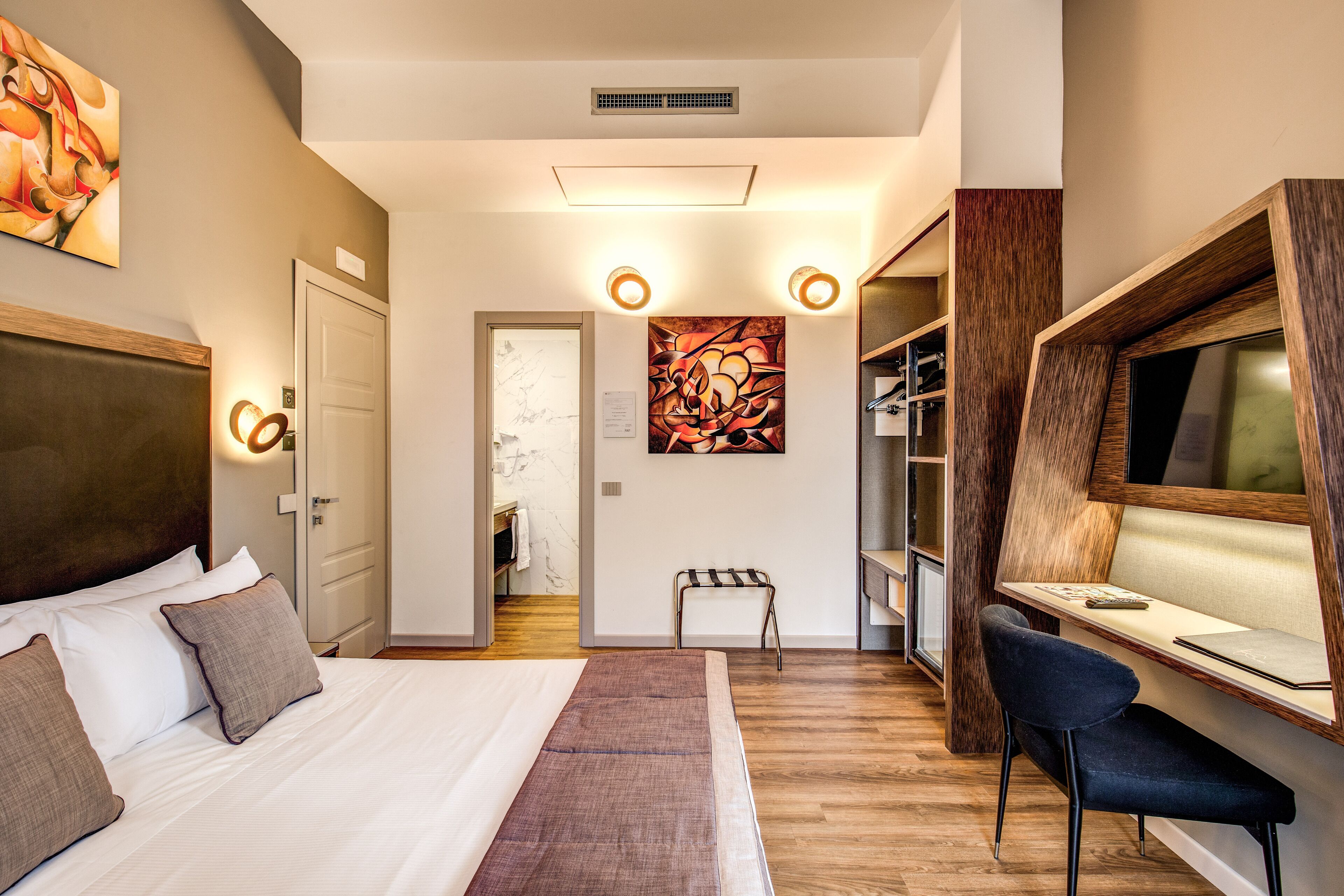Minibar, caixa forta a l'habitació i escriptori 