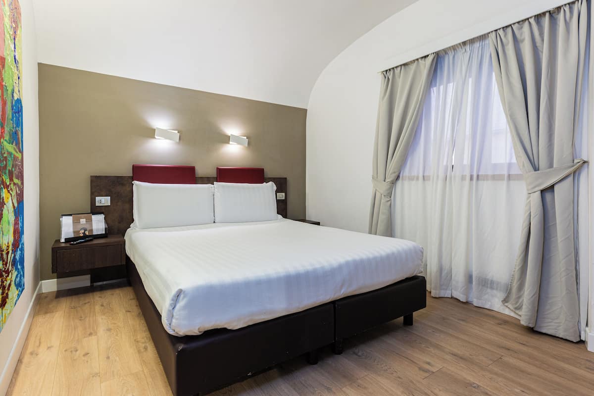 Triple Room | In-room safe, soundproofing, WiFi (free), bed sheets