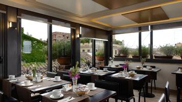 Se ofrece un desayuno bufé (10 EUR por persona)