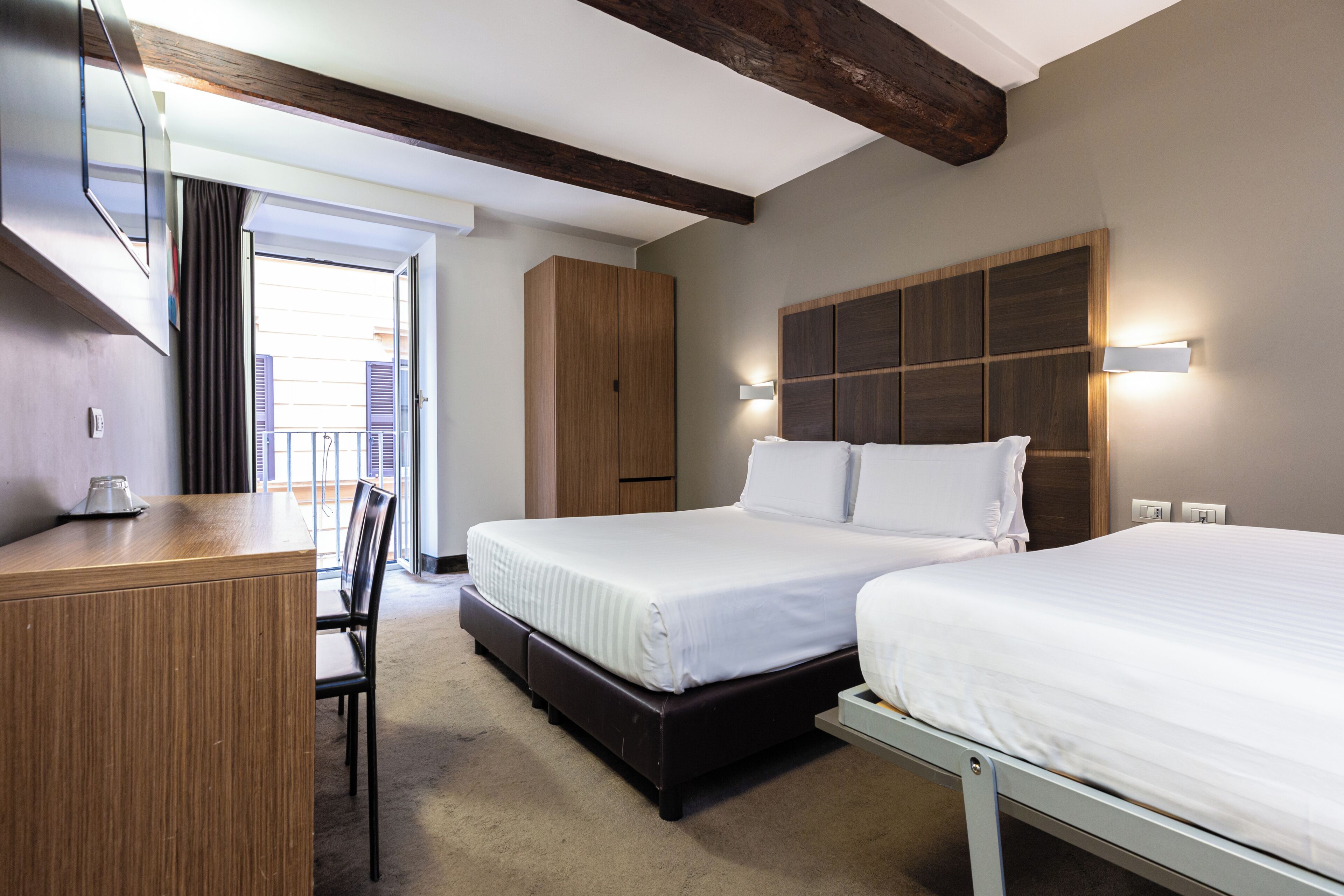 Habitación cuádruple | Caja fuerte, sistema de insonorización, wifi gratis y ropa de cama