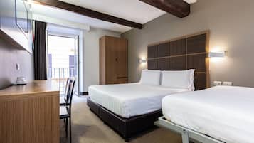 Habitación cuádruple | Caja fuerte, sistema de insonorización, wifi gratis y ropa de cama
