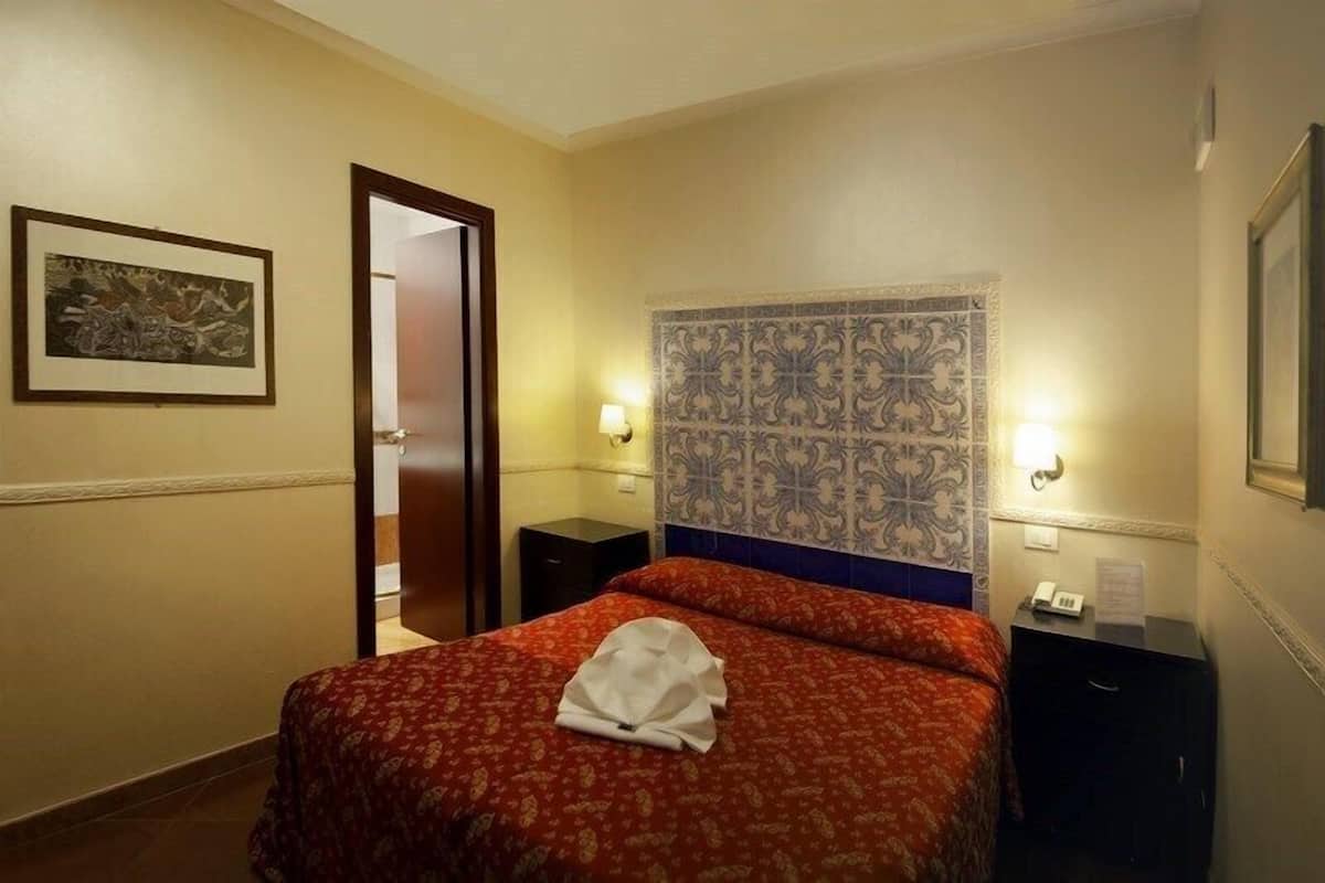 Minibar, coffres-forts dans les chambres, bureau