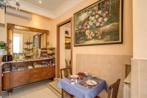 Tägliches einheimisches Frühstück (15 EUR pro Person)