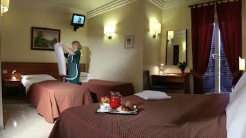 Vierbettzimmer | Hochwertige Bettwaren, Zimmersafe, Schreibtisch, Verdunkelungsvorhänge
