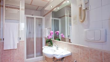Shower, rainfall showerhead, free toiletries, hair dryer