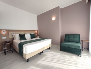 Ropa de cama de alta calidad, cubrecamas y minibar 