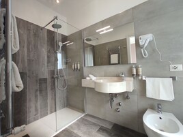 Habitación familiar | Baño | Cabezal de ducha tipo lluvia y artículos de higiene personal ecológicos