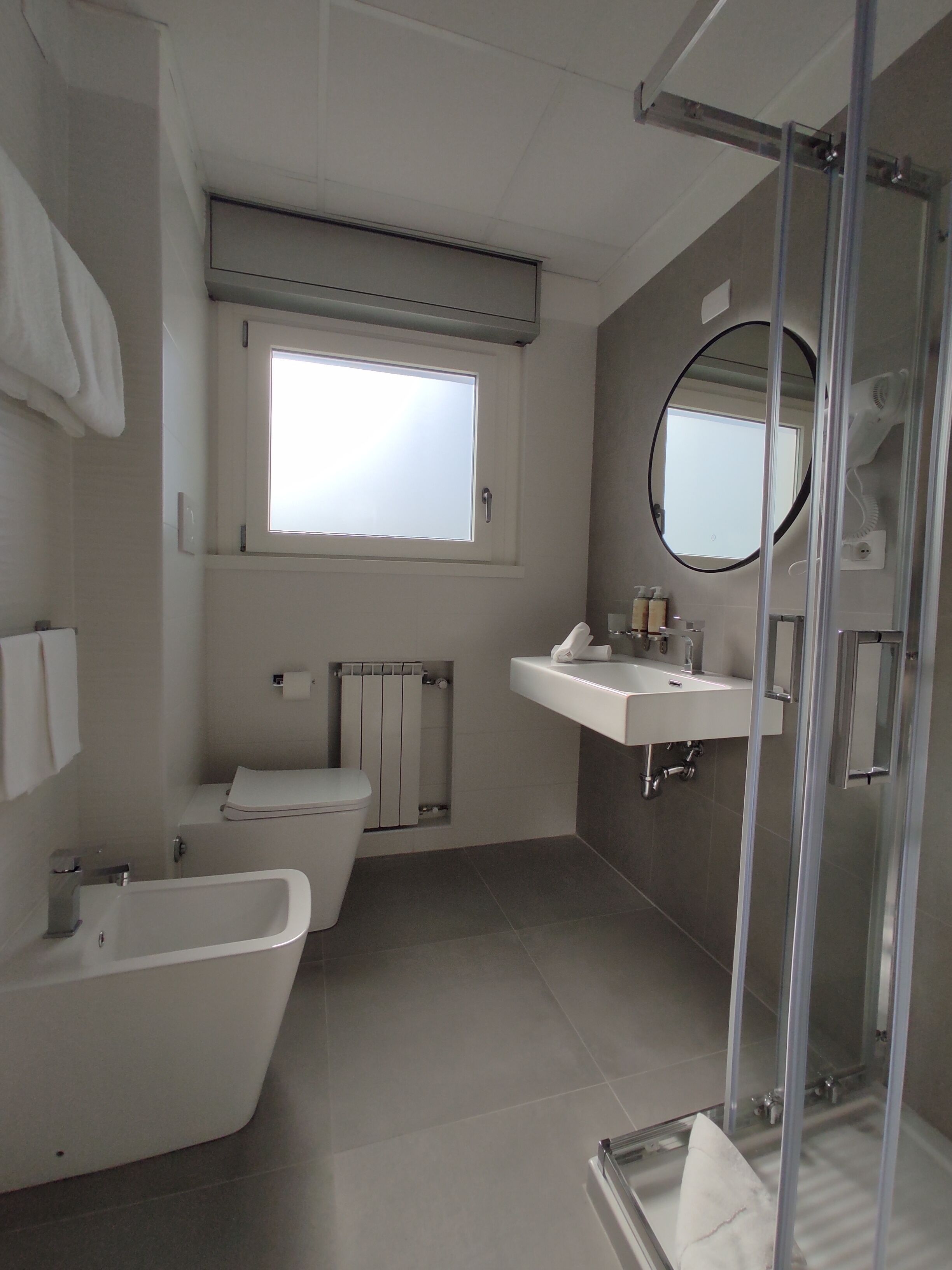 Un baño moderno con bañera, inodoro, lavabo y ducha.