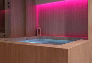 Sauna seca, banheira de hidromassagem