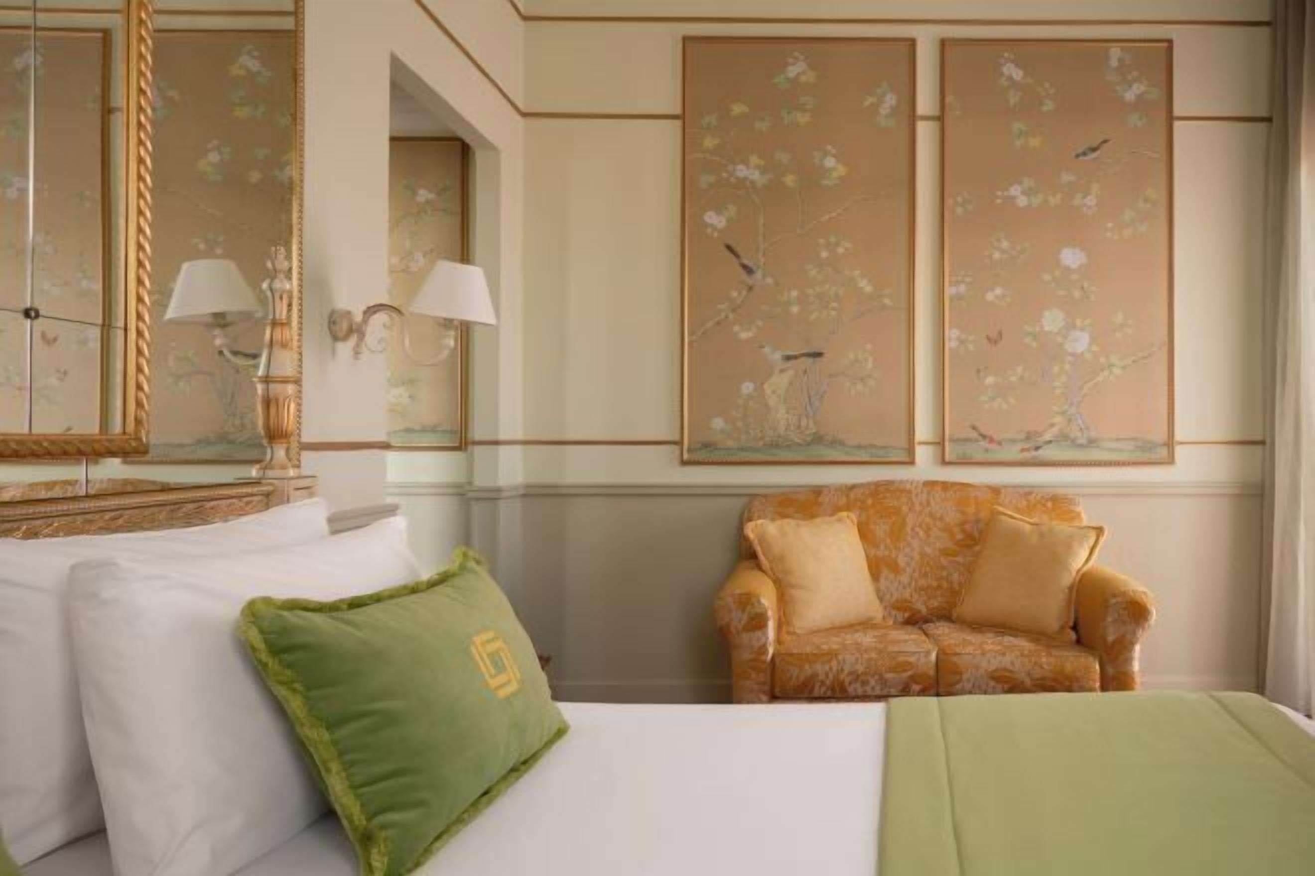 高档床上用品、迷你吧、客房内保险箱、办公桌