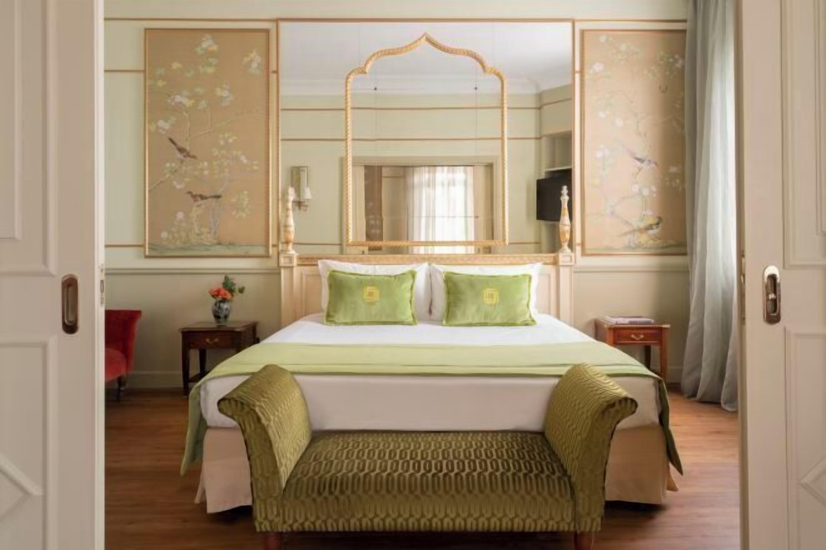 高档床上用品、迷你吧、客房内保险箱、办公桌