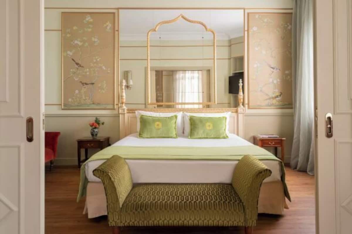 Sengetøy av topp kvalitet, minibar, safe på rommet og skrivebord