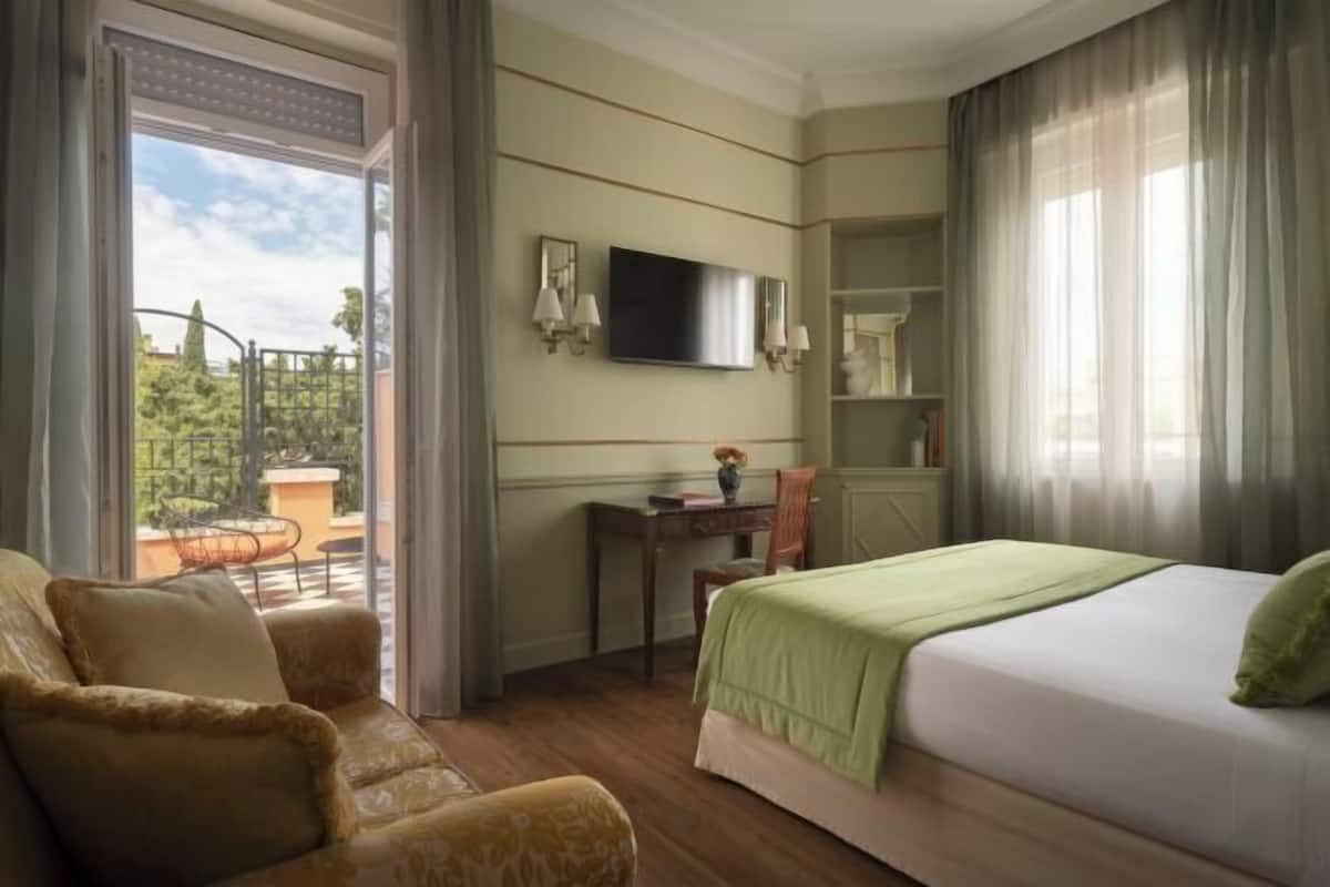 Sengetøy av topp kvalitet, minibar, safe på rommet og skrivebord