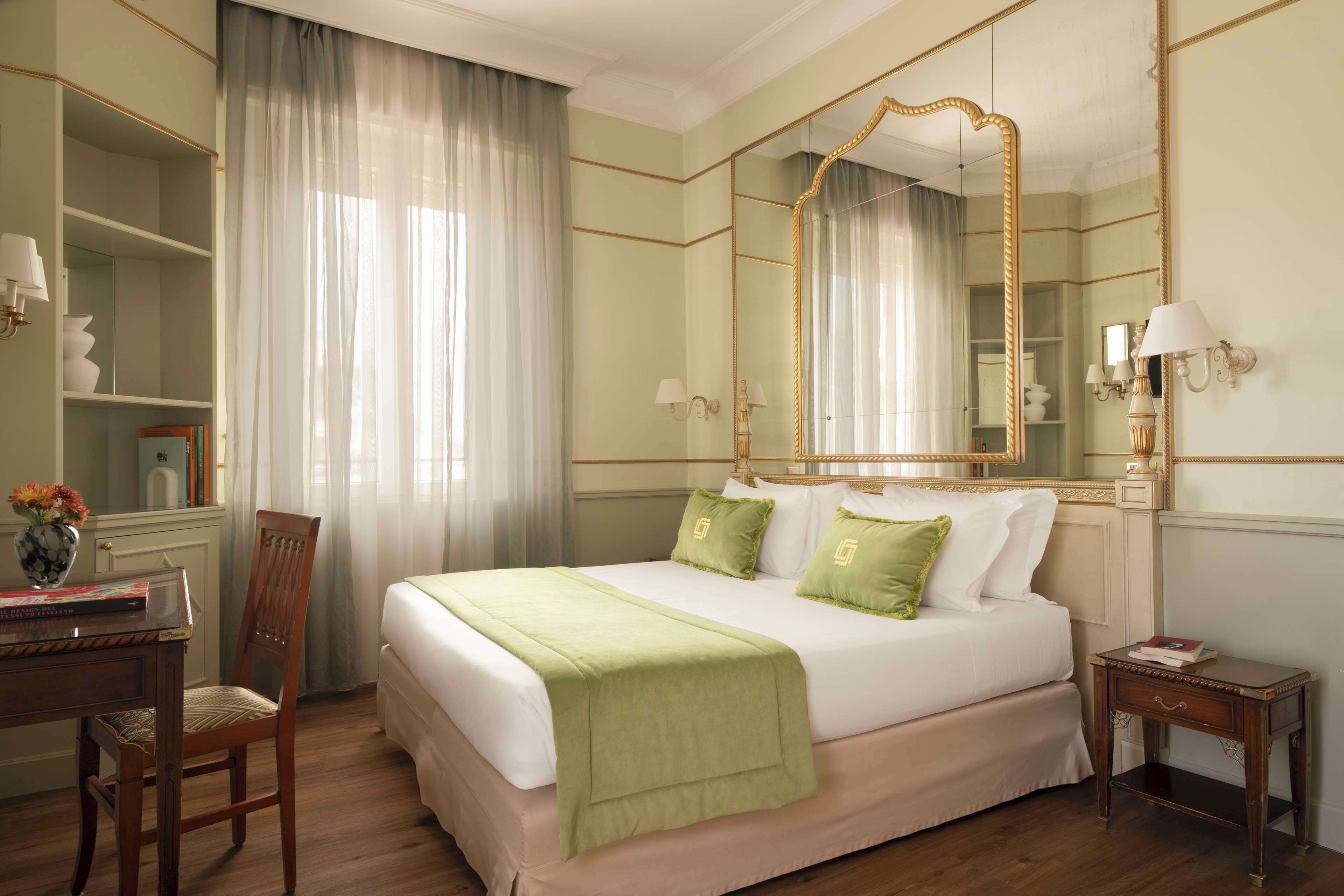 Hochwertige Bettwaren, Minibar, Zimmersafe, Schreibtisch