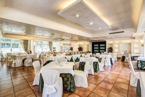Daily continental breakfast (EUR 10 per person)