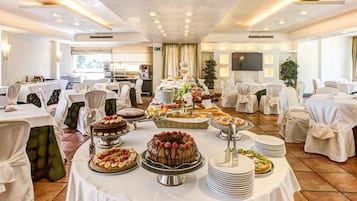 Petit déjeuner, déjeuner et dîner servis sur place, vue sur le jardin