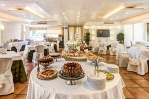 Se sirven desayunos, comidas y cocina italiana con vista al jardín