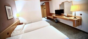 Twin kamer | 1 slaapkamer, een minibar, een kluis op de kamer, een bureau