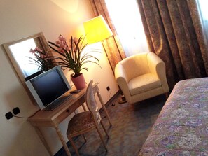 Suite (Senior Suite) | 1 bedroom, minibar, in-room safe, desk