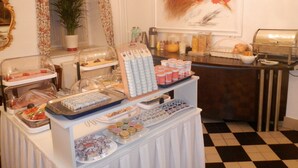 A buffet setup with various food items and beverages. - Hotel Graf Stadion (Vienna)