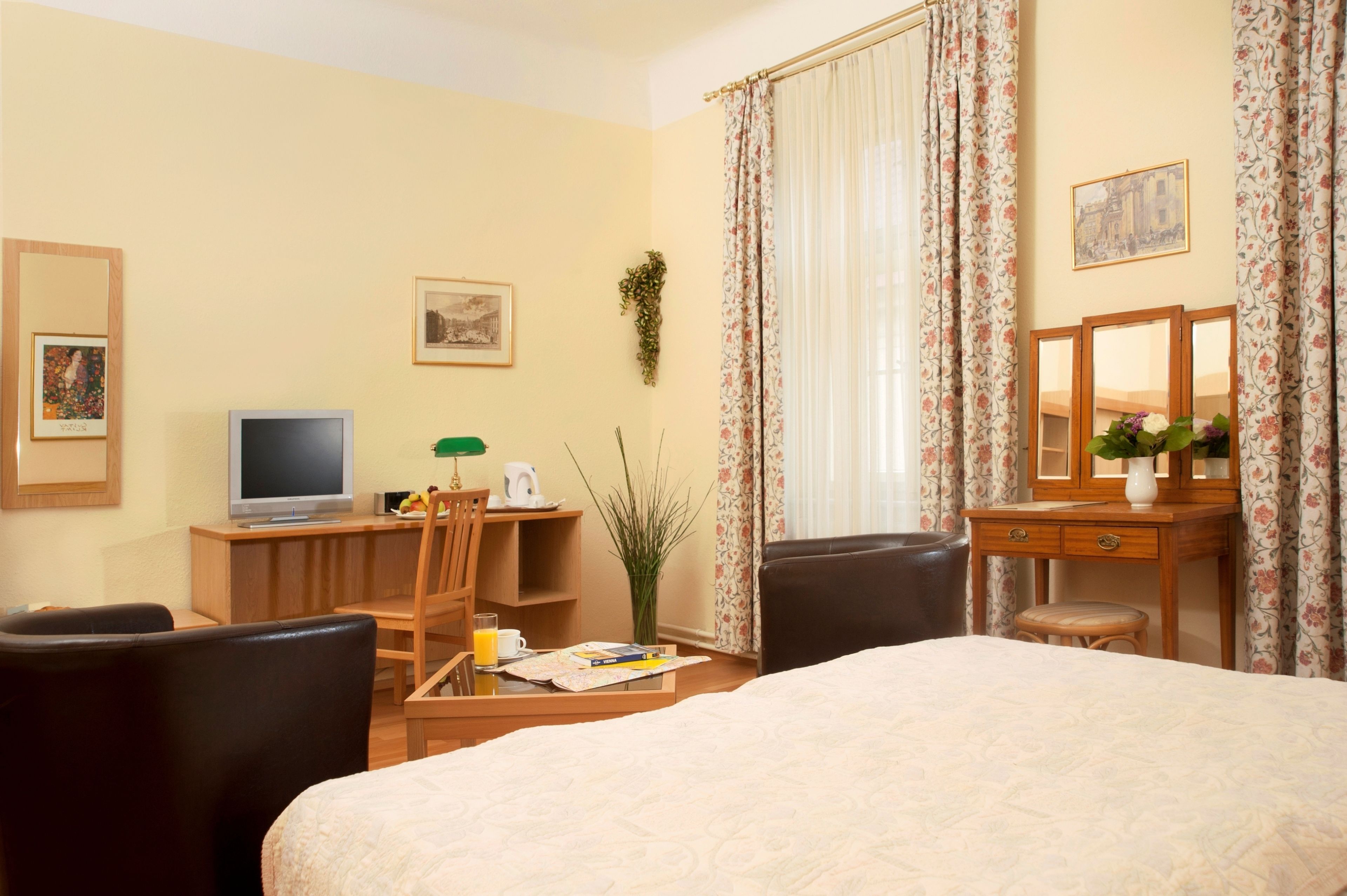 triple room | living area | flat-screen tv