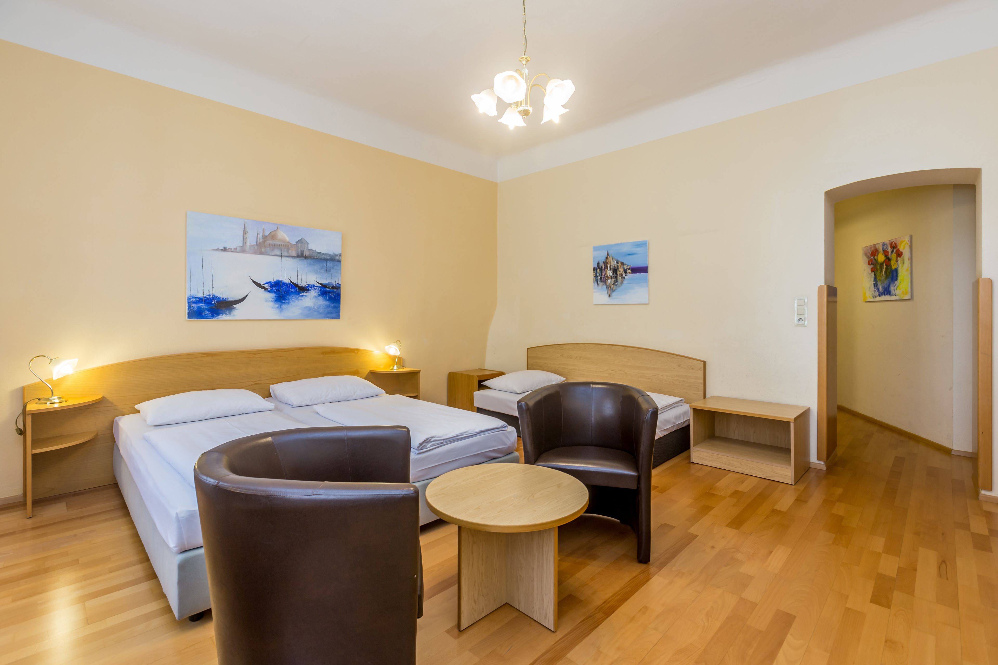 triple room | 1 bedroom, premium bedding, desk, bed sheets