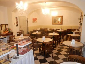 Café da manhã com buffet grátis todos os dias