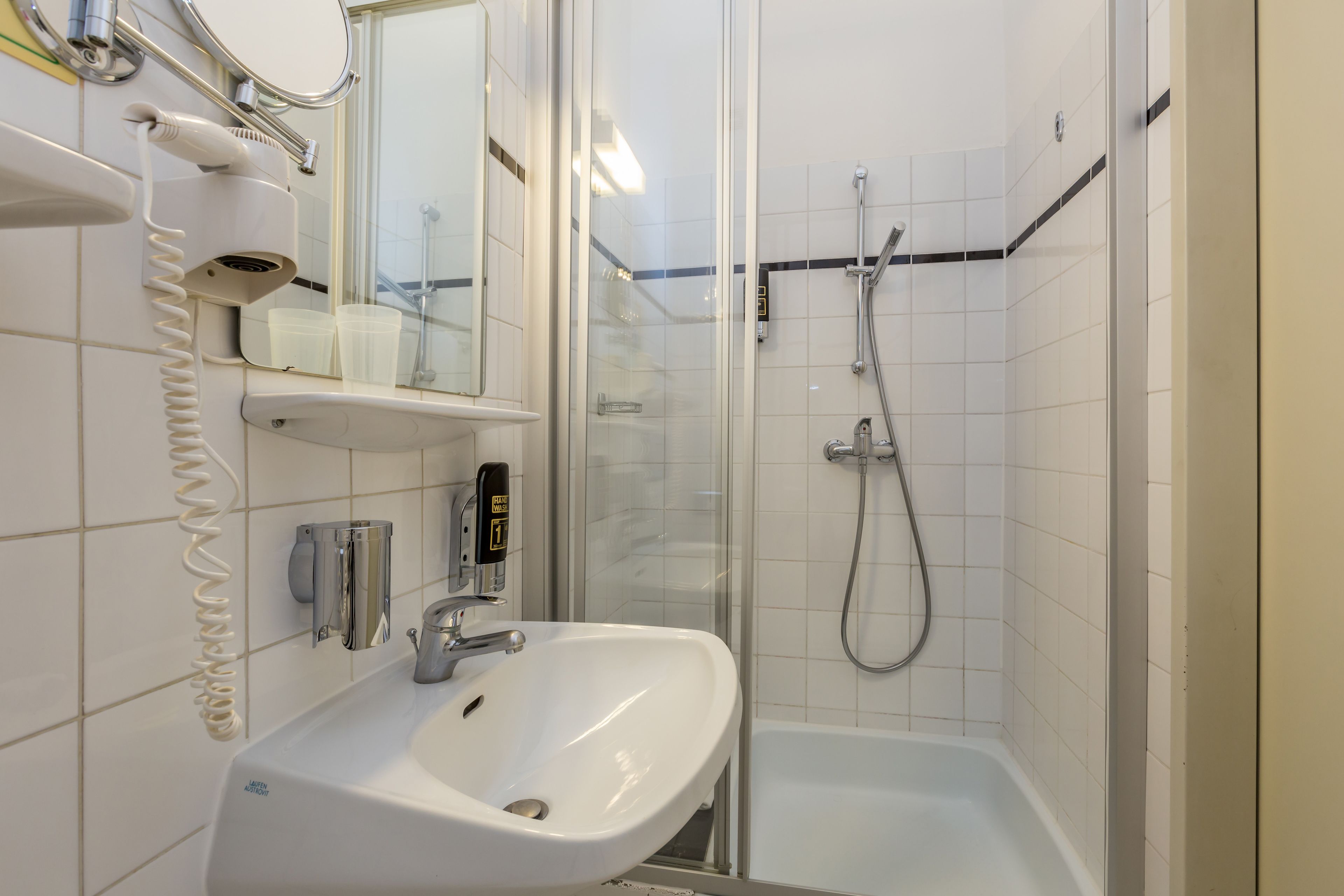 single room | bathroom | free toiletries, hair dryer, towels