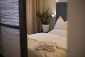 Suite Deluks | 1 kamar tidur, seprai antialergi, minibar, dan brankas