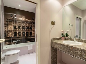 Superior Suite | Bathroom | Free toiletries, hair dryer, towels