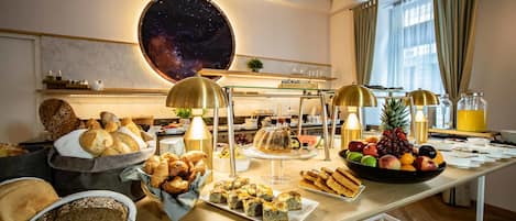 Petit déjeuner buffet (18 EUR par personne)