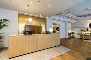 Coin salon dans le hall