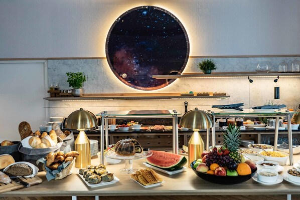 Desayuno buffet diario (EUR 18 por persona)