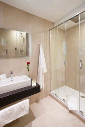 Suite (Prestige) | Salle de bain | Articles de toilette gratuits, sèche-cheveux, serviettes fournies