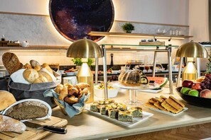 Petit déjeuner buffet servi tous les jours en supplément