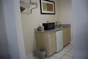 Deluxe Room | Desk, free WiFi, bed sheets - Legacy Inn - Cookeville (Cookeville)